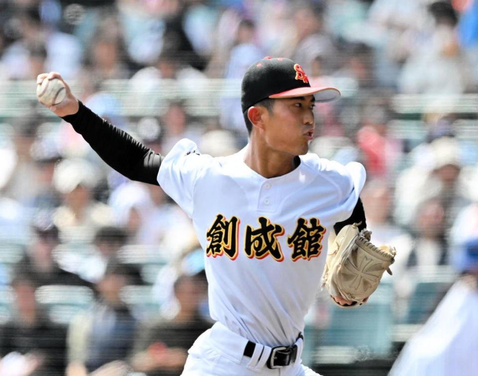 　１回、力強い投球をする創成館・奥田晴也（撮影・今井雅貴）