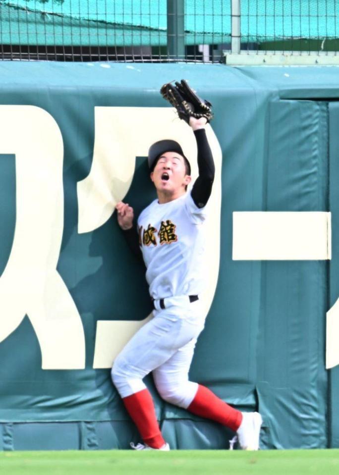 　９回、神村学園・今岡の左飛を好捕する創成館・島田