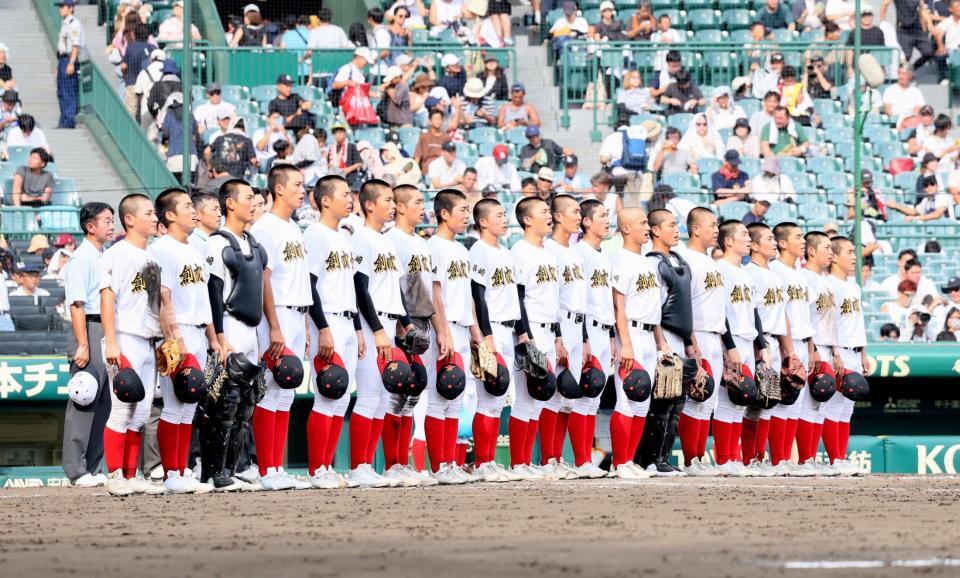 　試合に勝利し整列する創成館ナイン（撮影・石井剣太郎）