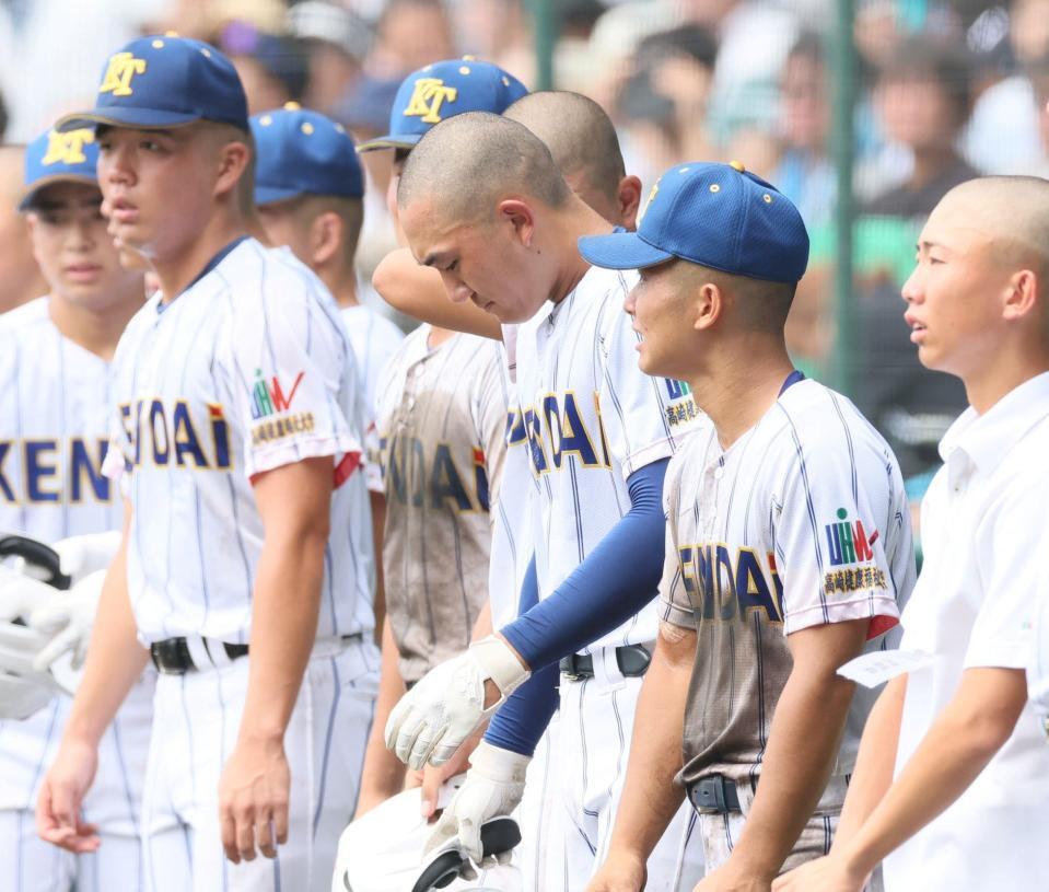 　試合に敗れた健大高崎・石垣元気（中央）＝撮影・石井剣太郎