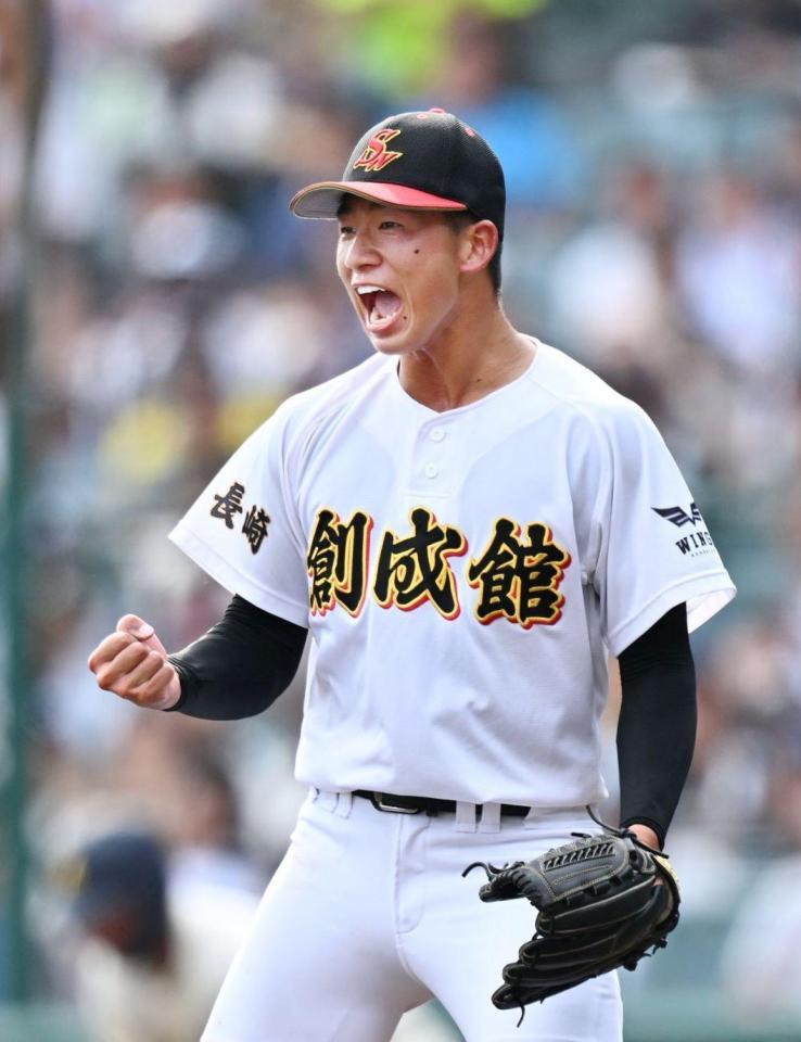 　９回、神村学園・西原を三ゴロに打ち取り、ガッツポーズする創成館・森下（撮影・中村太一）