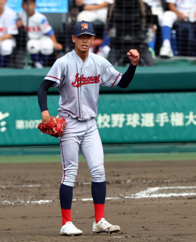 　健大高崎を破り、ガッツポーズを決める京都国際・西村一毅（撮影・山口登）