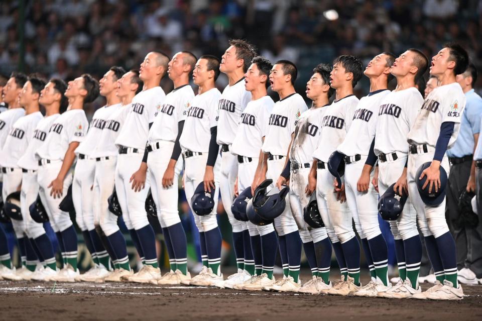 　青藍泰斗にサヨナラ勝ちし、校歌を歌う佐賀北ナイン＝９日