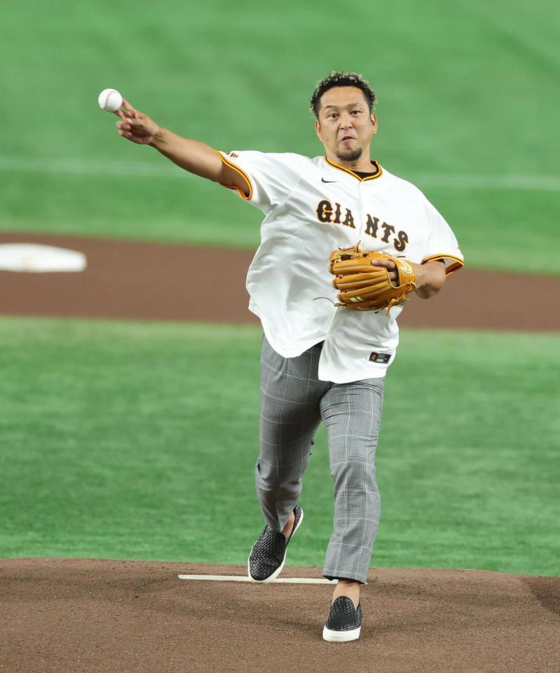 　ファーストピッチセレモニーを務める中島宏之氏（撮影・金田祐二）