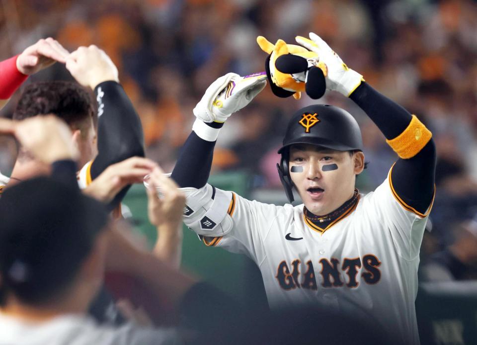 　１回、先制ソロを放ち、ナインに祝福される丸