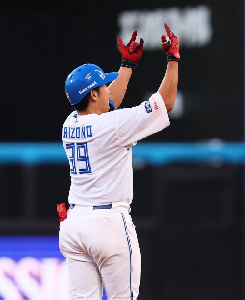 　２回、プロ初安打となる先制適時二塁打を放ち、ベンチに向かってポーズをとる有薗（撮影・中島達哉）