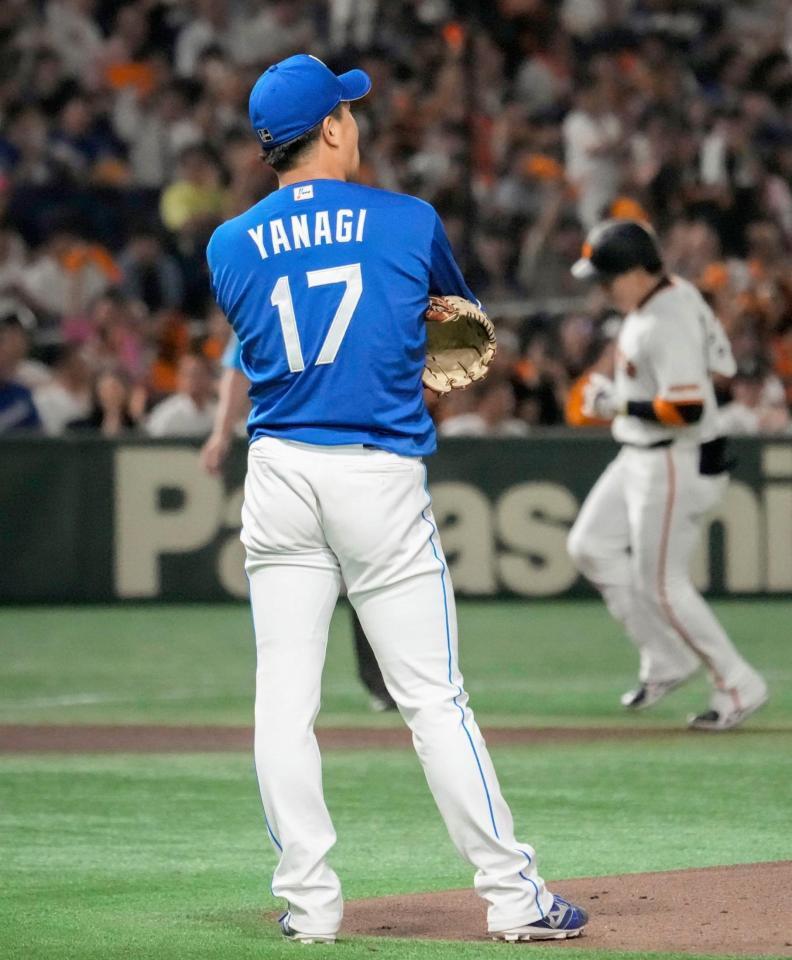 　１回、丸（奥）に先制ソロを浴びた柳