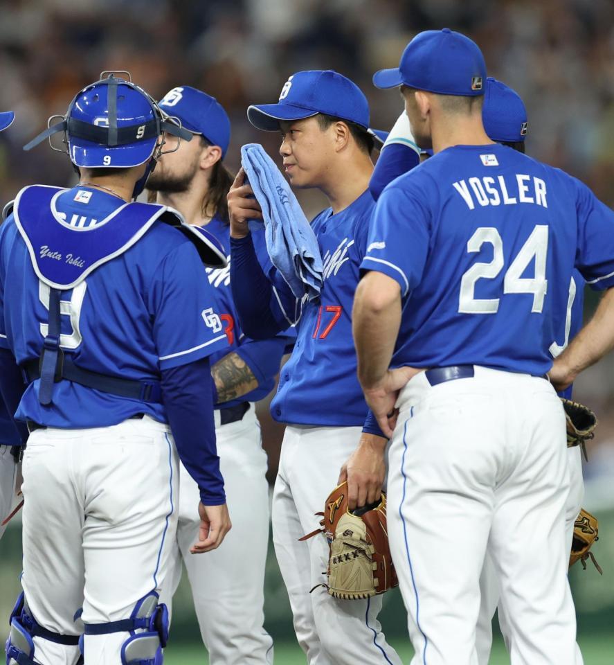 　１回、巨人打線につかまる柳（撮影・金田祐二）