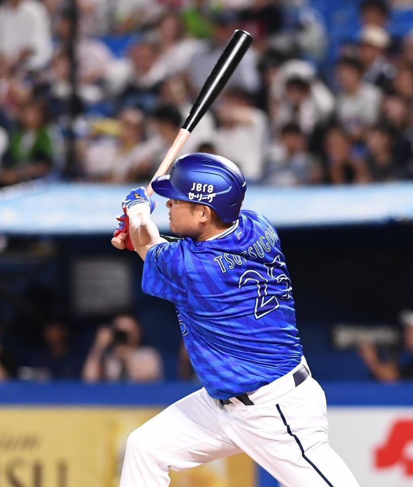 　６回、右越え３ランを放った代打・筒香（撮影・園田高夫）