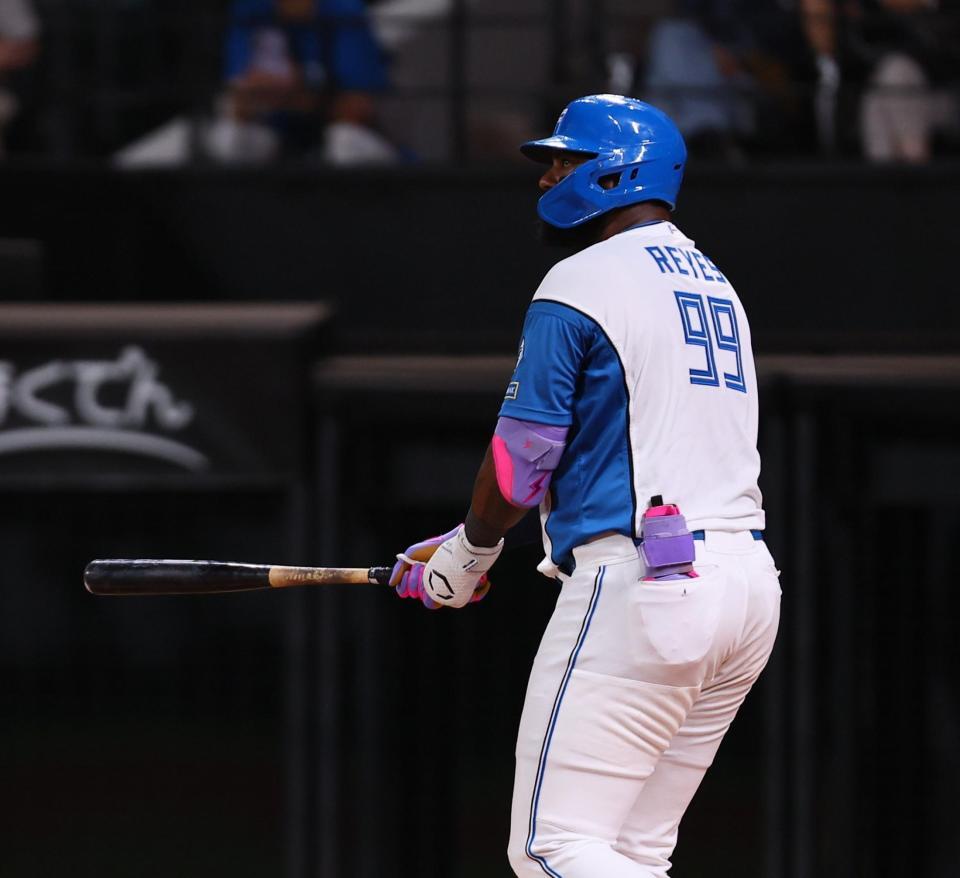 　８回、起死回生の同点ソロを放つレイエス（撮影・中島達哉）