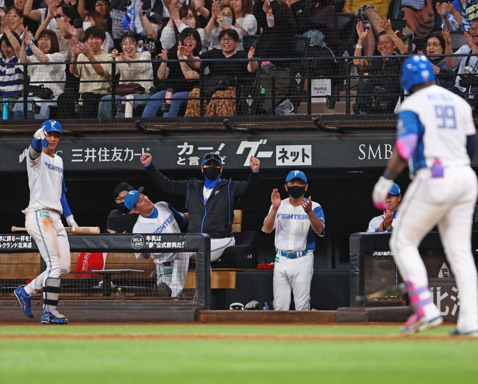 　８回、レイエス（右）が同点ソロを放ち、ガッツポーズをする新庄監督（中央）＝撮影・中島達哉