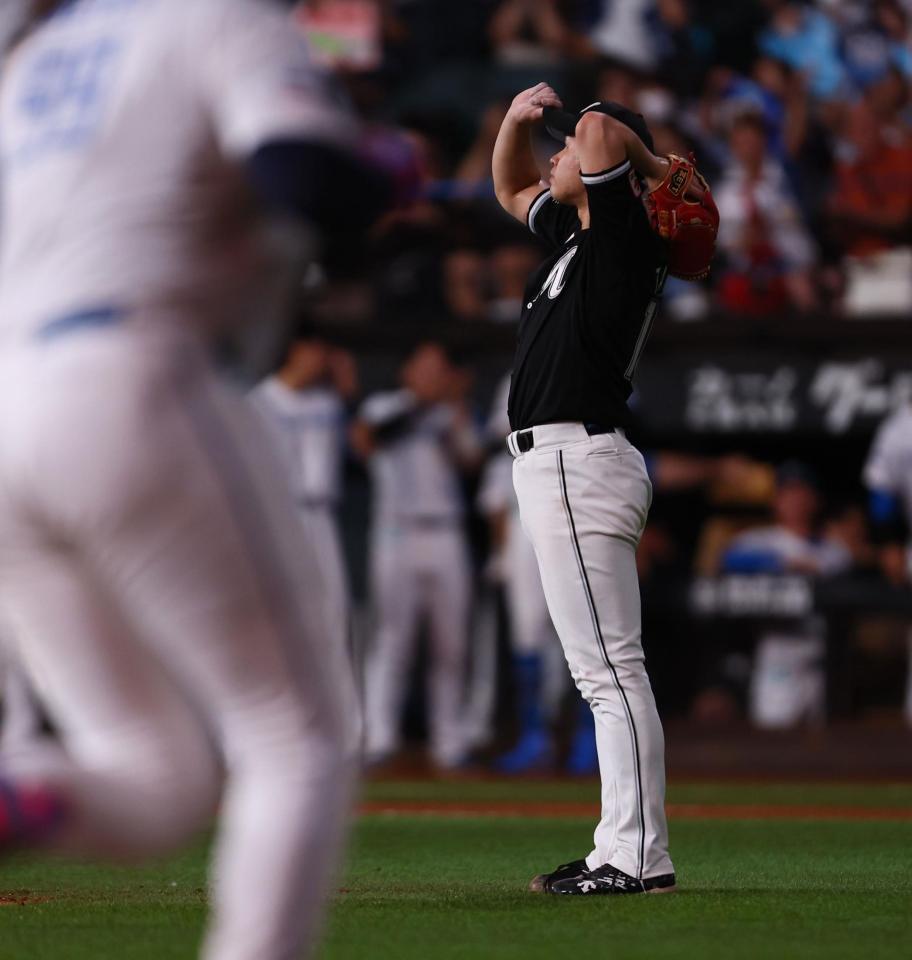 　８回、レイエス（左）に同点ソロを浴びる種市（撮影・中島達哉）