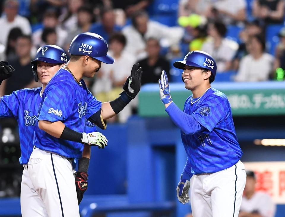 　３回、逆転２ランを放った蝦名（左）とタッチする東（撮影・園田高夫）