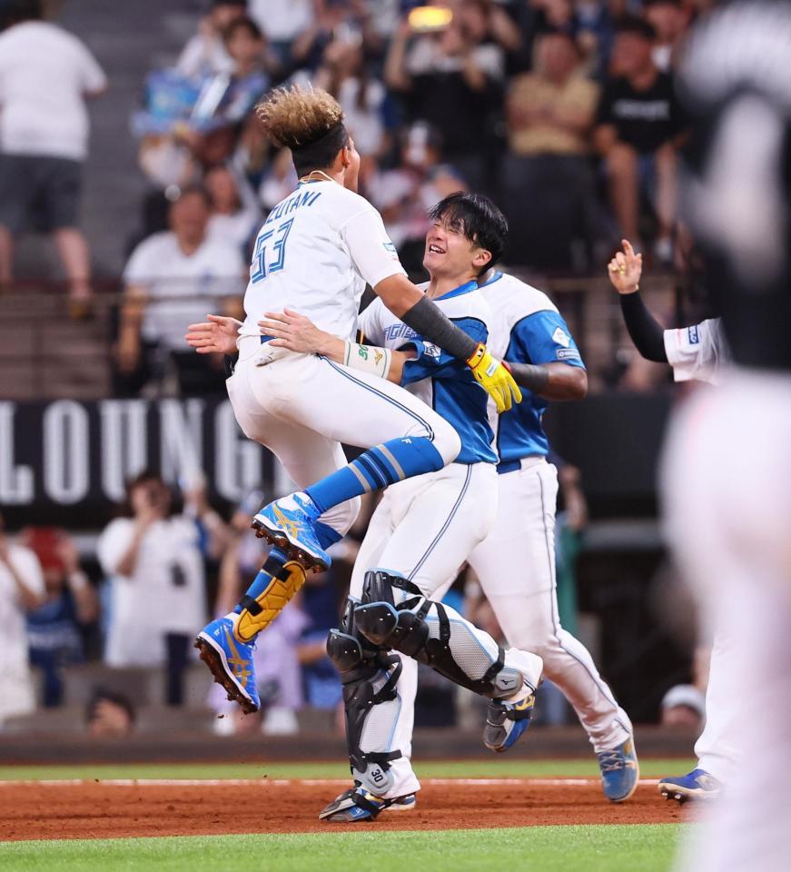 　９回、サヨナラ打を放ち、ナインと喜び合う水谷（左）＝撮影・中島達哉