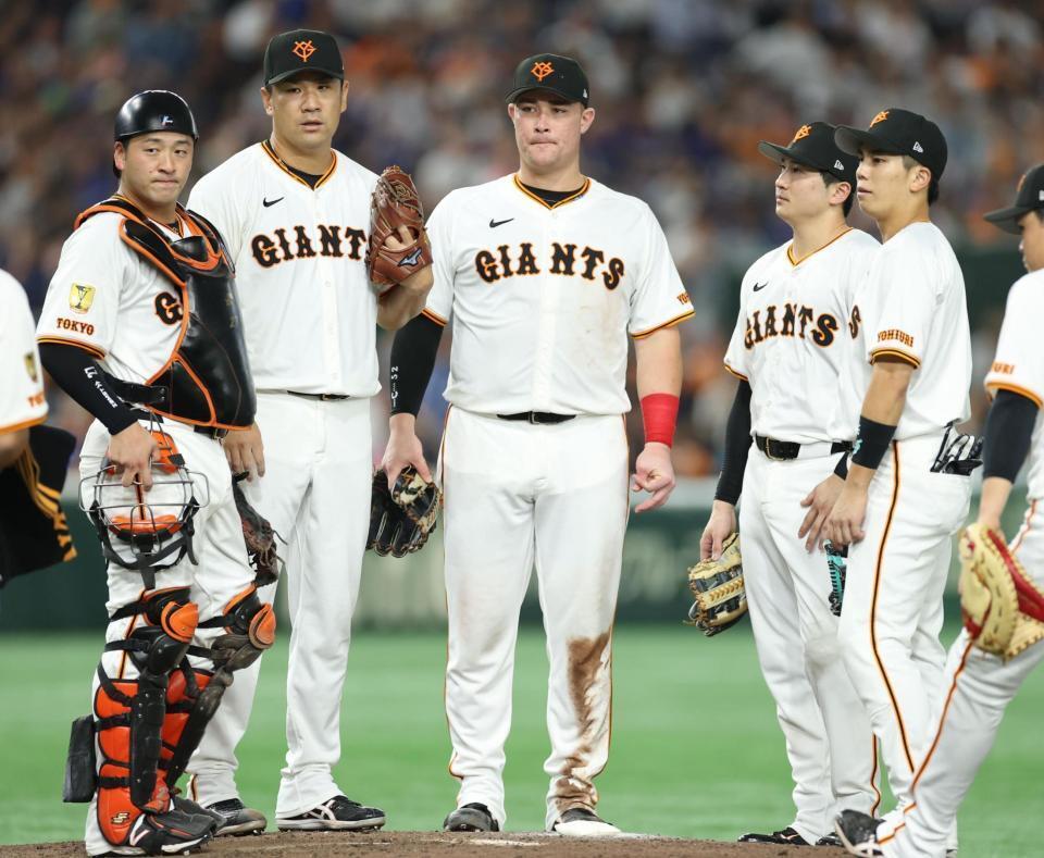 　５回、門脇（右端）の悪送球で失点しマウンドに集まる田中将（左から２人目）らナイン（撮影・金田祐二）