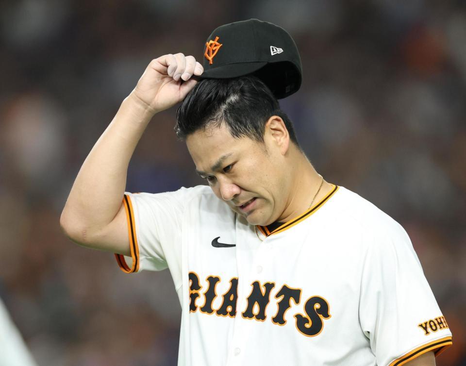 　５回、同点にされ悔しそうにベンチに戻る田中将（撮影・金田祐二）