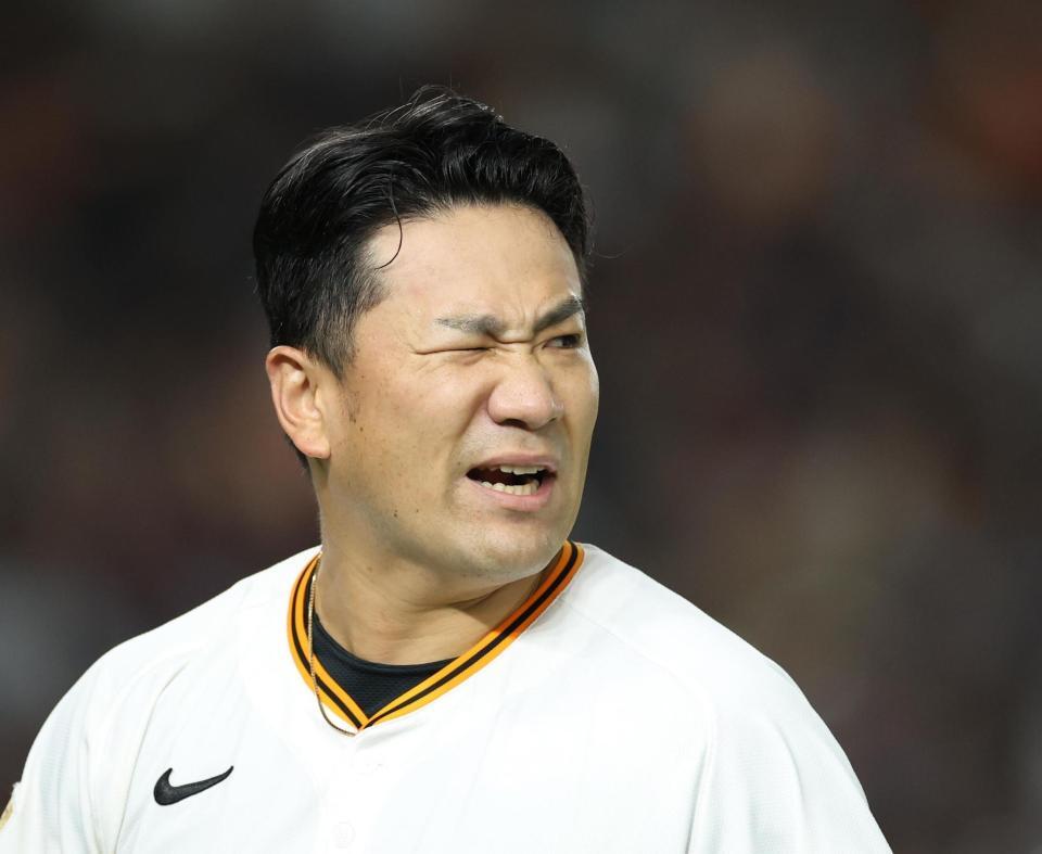 　５回、同点にされ悔しそうにベンチに戻る田中将（撮影・金田祐二）