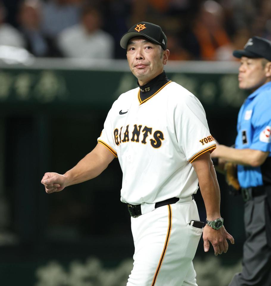 　厳しい表情の阿部監督（撮影・金田祐二）