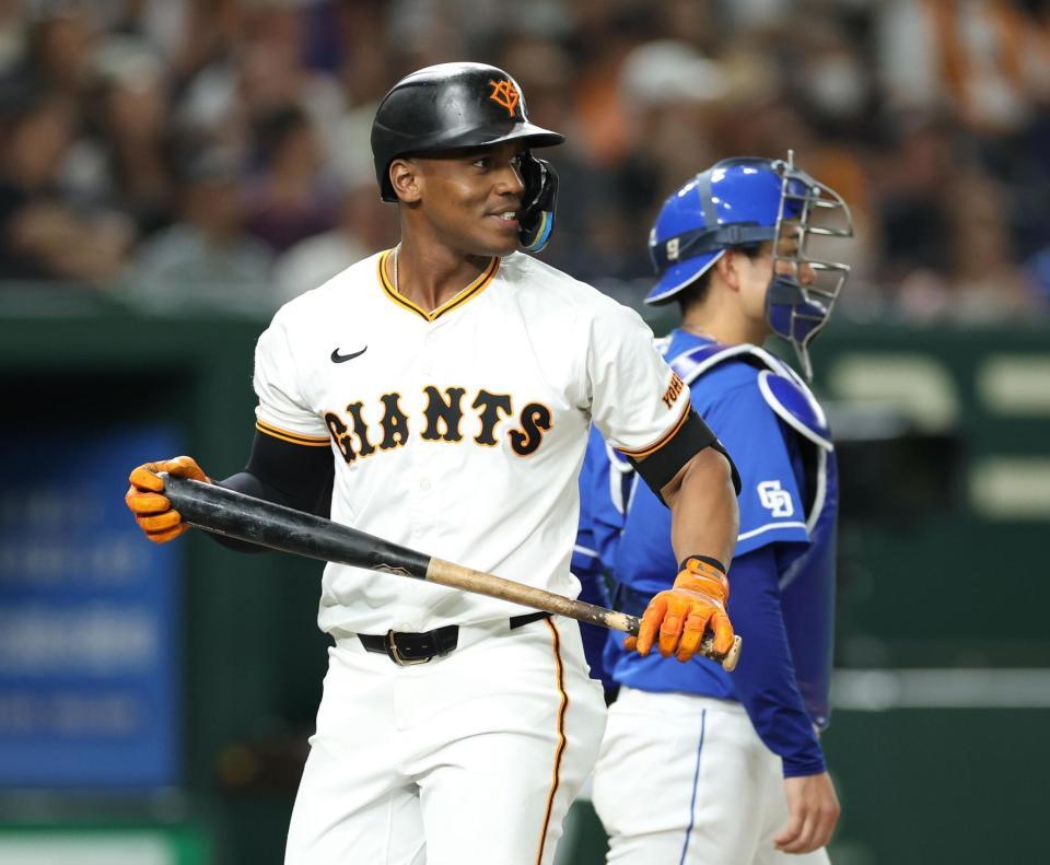 　６回、空振り三振に倒れる代打・ヘルナンデス（撮影・金田祐二）