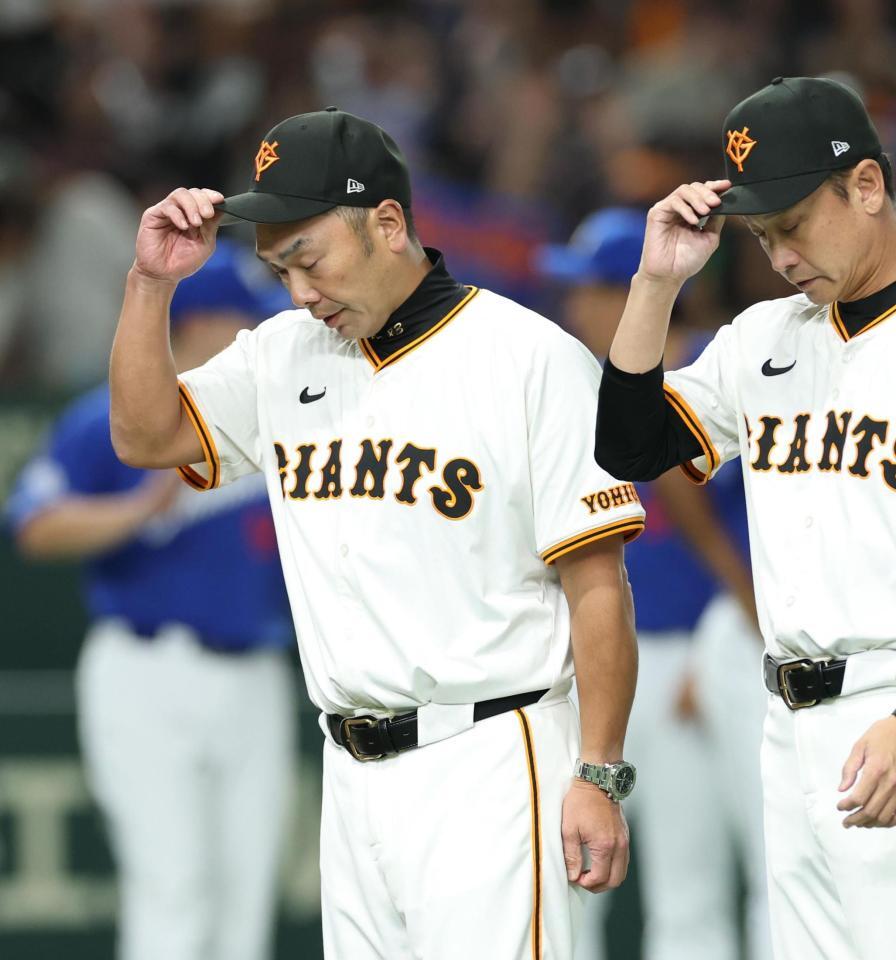 　敗戦に厳しい表情の阿部監督（撮影・金田祐二）