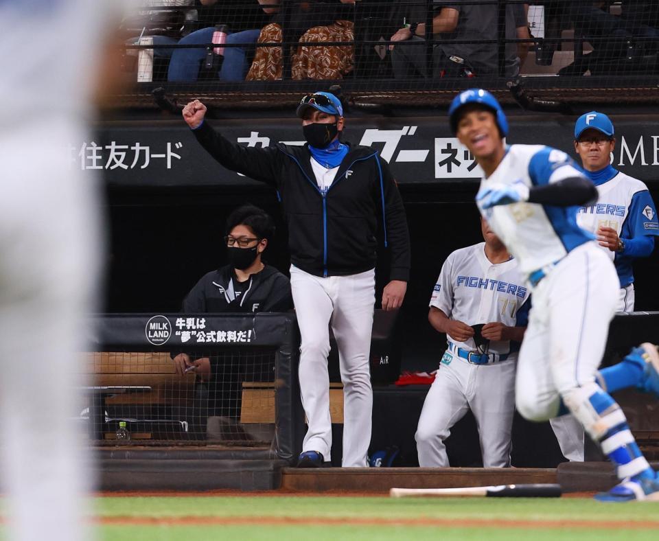 　９回、水谷がサヨナラ打を放ち、ガッツポーズをする新庄監督（中央）＝撮影・中島達哉