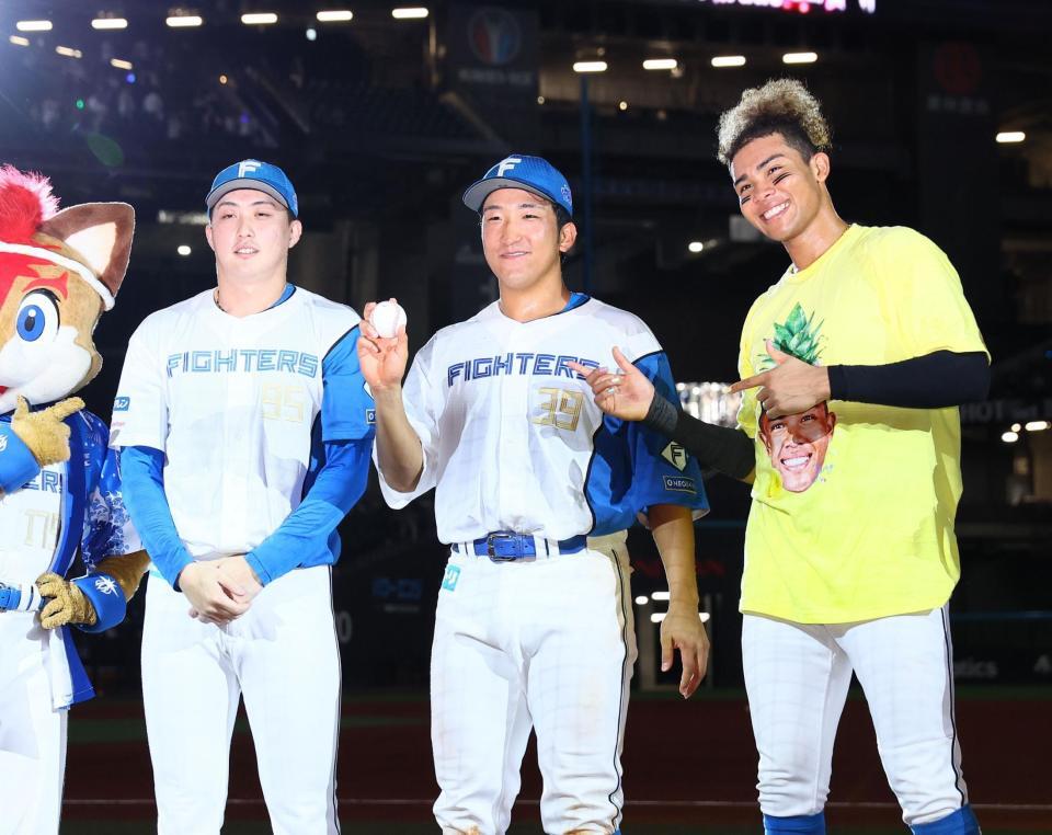 　プロ初安打の記念球を手に記念撮影に応じる有薗（中央）と柳川、水谷（撮影・中島達哉）