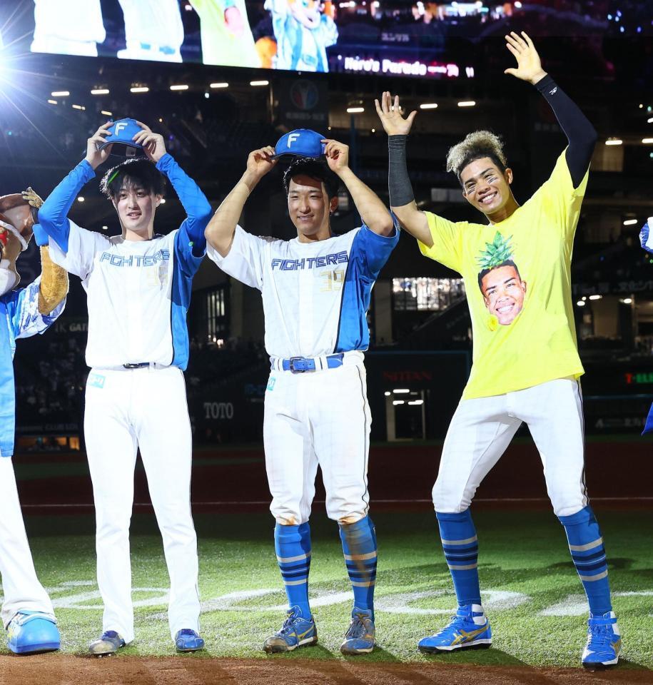 　パイナポーポーズで記念撮影に応じる（左から）柳川、有薗、水谷（撮影・中島達哉）