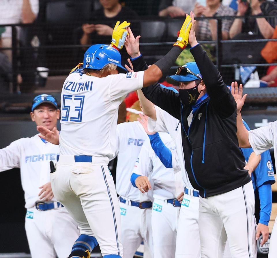 　サヨナラ打を放った水谷（５３）をハイタッチで迎える新庄監督（撮影・中島達哉）