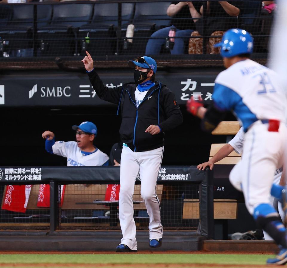 　２回、有薗（右）が放った打球を見て、ベンチから飛び出す新庄監督（中央）＝撮影・中島達哉