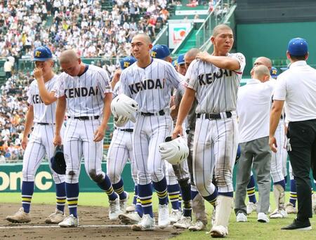 　敗戦に失意のナインの中、気丈に引き揚げる健大高崎・石垣元（左から３人目）