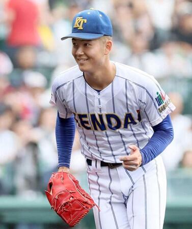 　４回、小川を遊ゴロに抑え、笑顔を見せる健大高崎・佐藤