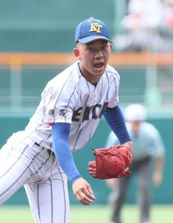 　力投する健大高崎・石垣元気（撮影・石井剣太郎）