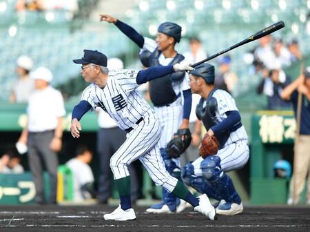 　試合前の練習でノックをする開星・野々村直通監督（撮影・開出牧）