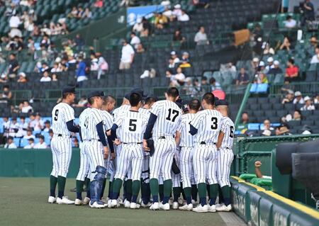 　試合前、円陣を組む開星ナイン（撮影・開出牧）