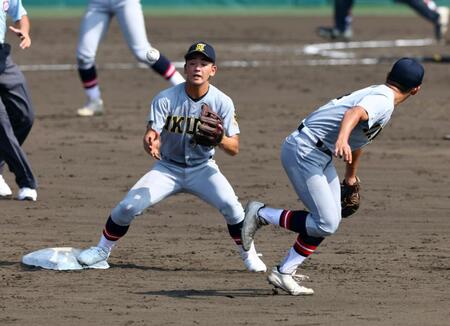 　５回、仙台育英・有本豪琉（手前）は開星・小村の打球を好捕し、ベースカバーの砂涼人にグラブトスし併殺を決める（撮影・山口登）