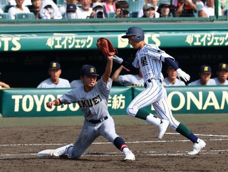 　５回、仙台育英・和賀颯真は二塁手・砂涼人からの送球を捕球し併殺を決める（撮影・山口登）