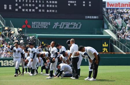 　仙台育英に敗れ深々とスタンドの応援団に頭を下げる野々村直通監督（手前から２人目）ら開星ナイン（撮影・開出牧）