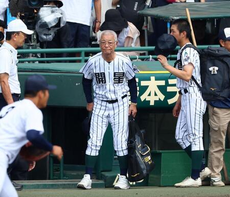 　仙台育英に敗れ、グラウンドを後にする開星・野々村直通監督（撮影・山口登）
