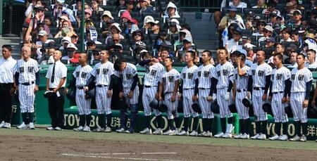 　仙台育英に敗れ、ベンチ前に整列する開星ナイン（撮影・山口登）