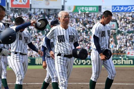 　２回戦で敗退し引き揚げる野々村直通監督（中央）と開成ナイン（撮影・開出牧）