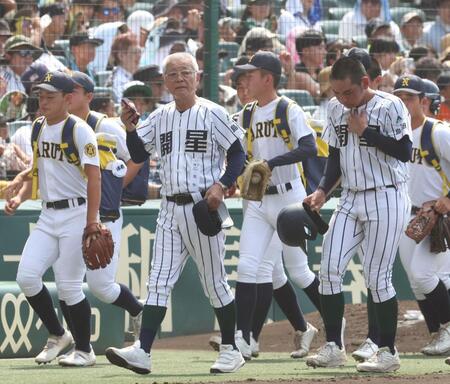 　仙台育英に敗れ、引き揚げる開星・野々村直通監督（中央）＝撮影・中田匡峻