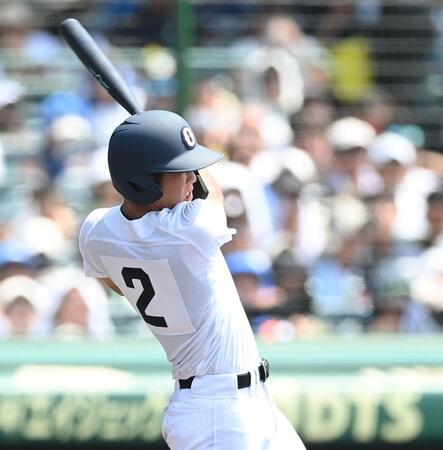 　２回、先制の適時二塁打を放つ沖縄尚学・宜野座恵夢（撮影・西田忠信）