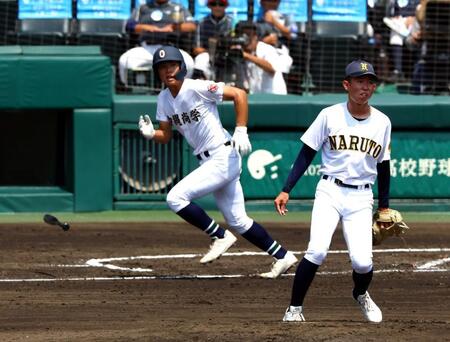 　２回、左中間に先制適時二塁打を放つ沖縄尚学・宜野座恵夢（撮影・山口登）