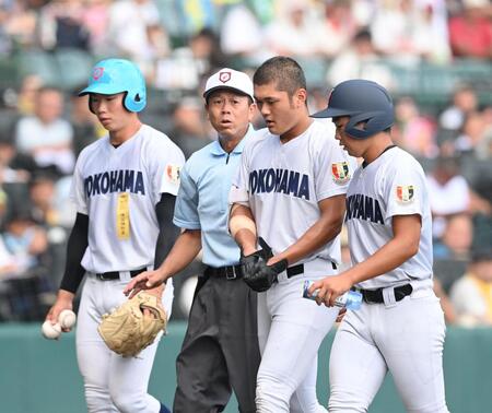 　６回、頭部死球を受けベンチに下がる横浜・阿部葉太（右から２人目）＝撮影・西田忠信