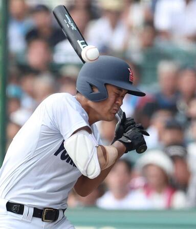 　６回、死球を受ける横浜・阿部葉太（撮影・中田匡峻）