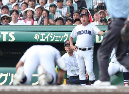 　６回、死球を受けた阿部葉太（手前）を心配そうに見つめる横浜・村田浩明監督（撮影・中田匡峻）