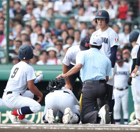 　６回、死球を受けた阿部葉太（手前）を心配そうに見つめる横浜・奥村頼人（撮影・中田匡峻）