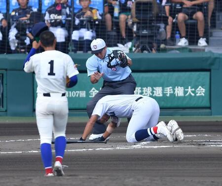 　６回、綾羽・藤田陸空（１）から死球を受け倒れる横浜・阿部葉太（撮影・開出牧）