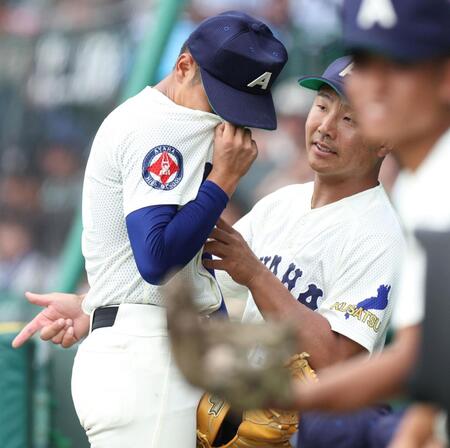 夏の甲子園　初出場の綾羽が春王者の横浜に敗れる　執念の６人継投もミスが響く　背番号１の藤田は涙止まらず