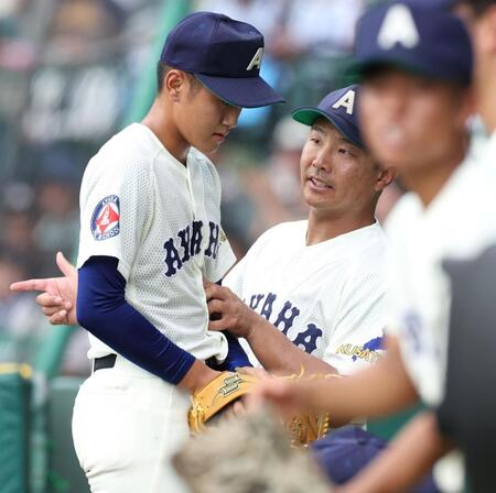 　６回、降板した藤田陸空（左）に声をかける綾羽・千代純平監督（撮影・中田匡峻）